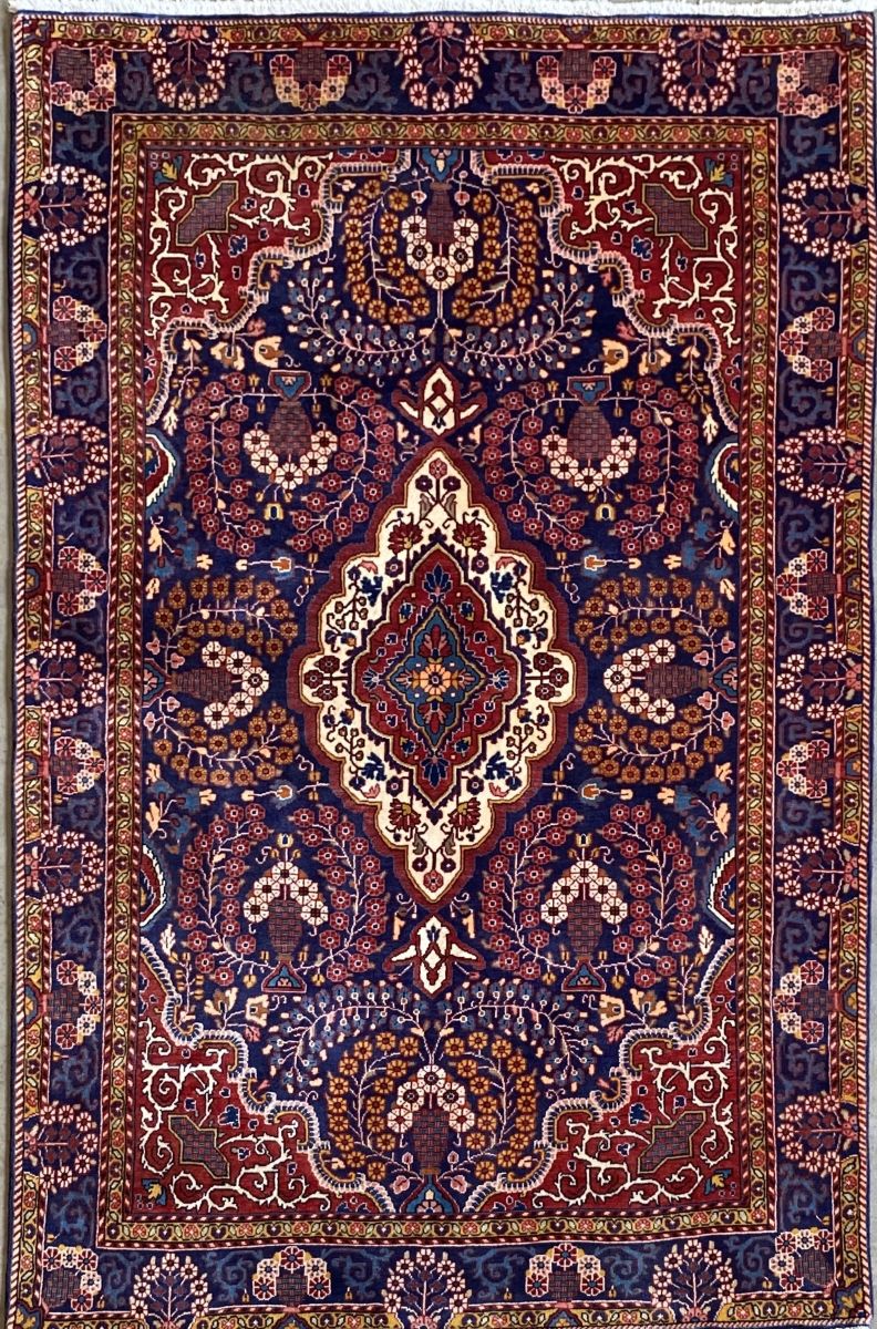 Fine Hand-Knotted Persian Sarouq Carpet