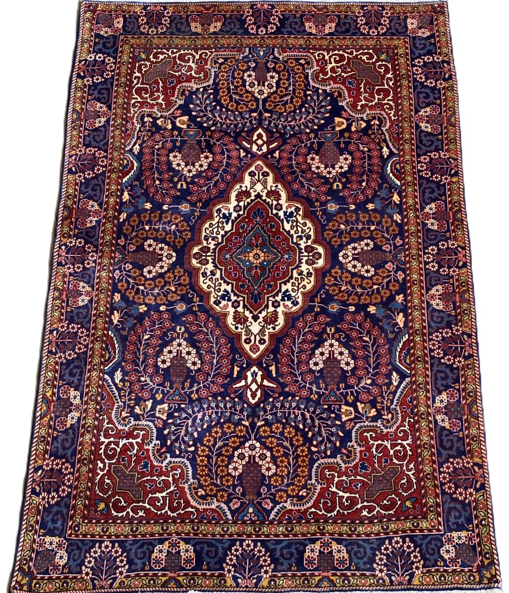 Fine Hand-Knotted Persian Sarouq Carpet
