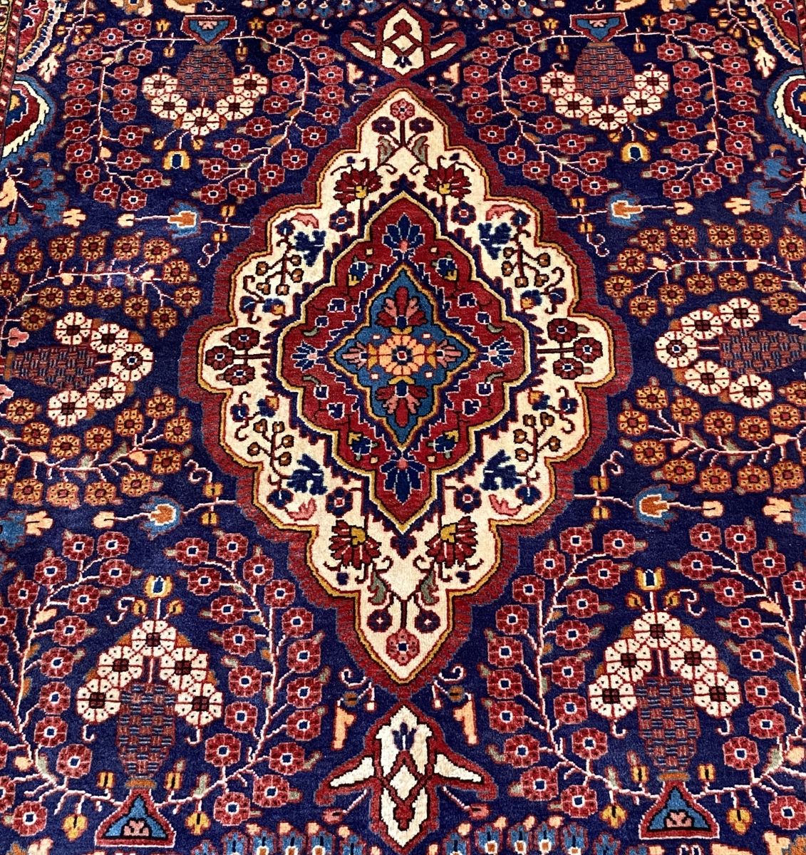 Fine Hand-Knotted Persian Sarouq Carpet