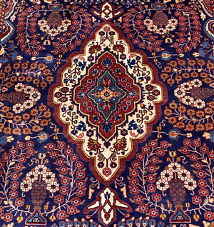 Fine Hand-Knotted Persian Sarouq Carpet