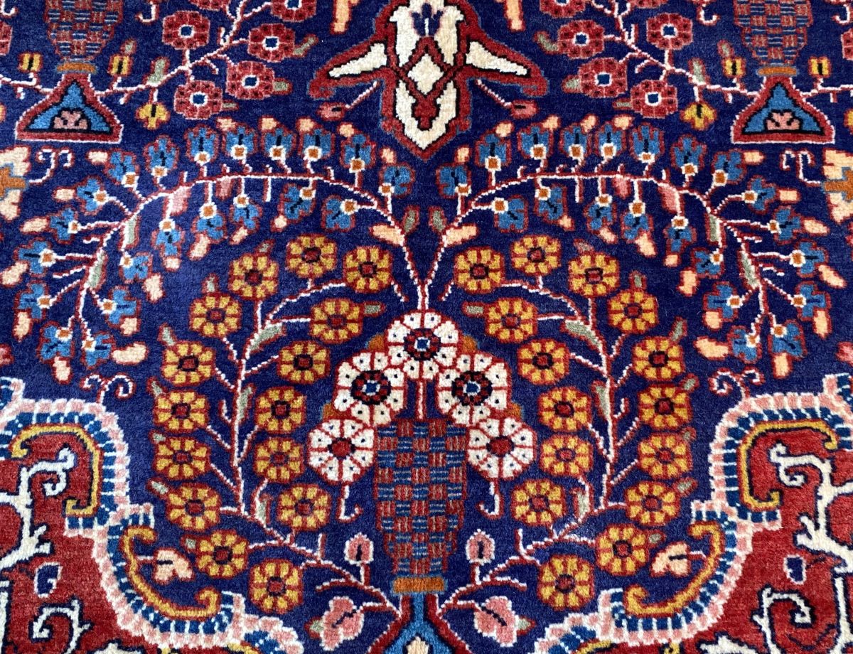Fine Hand-Knotted Persian Sarouq Carpet