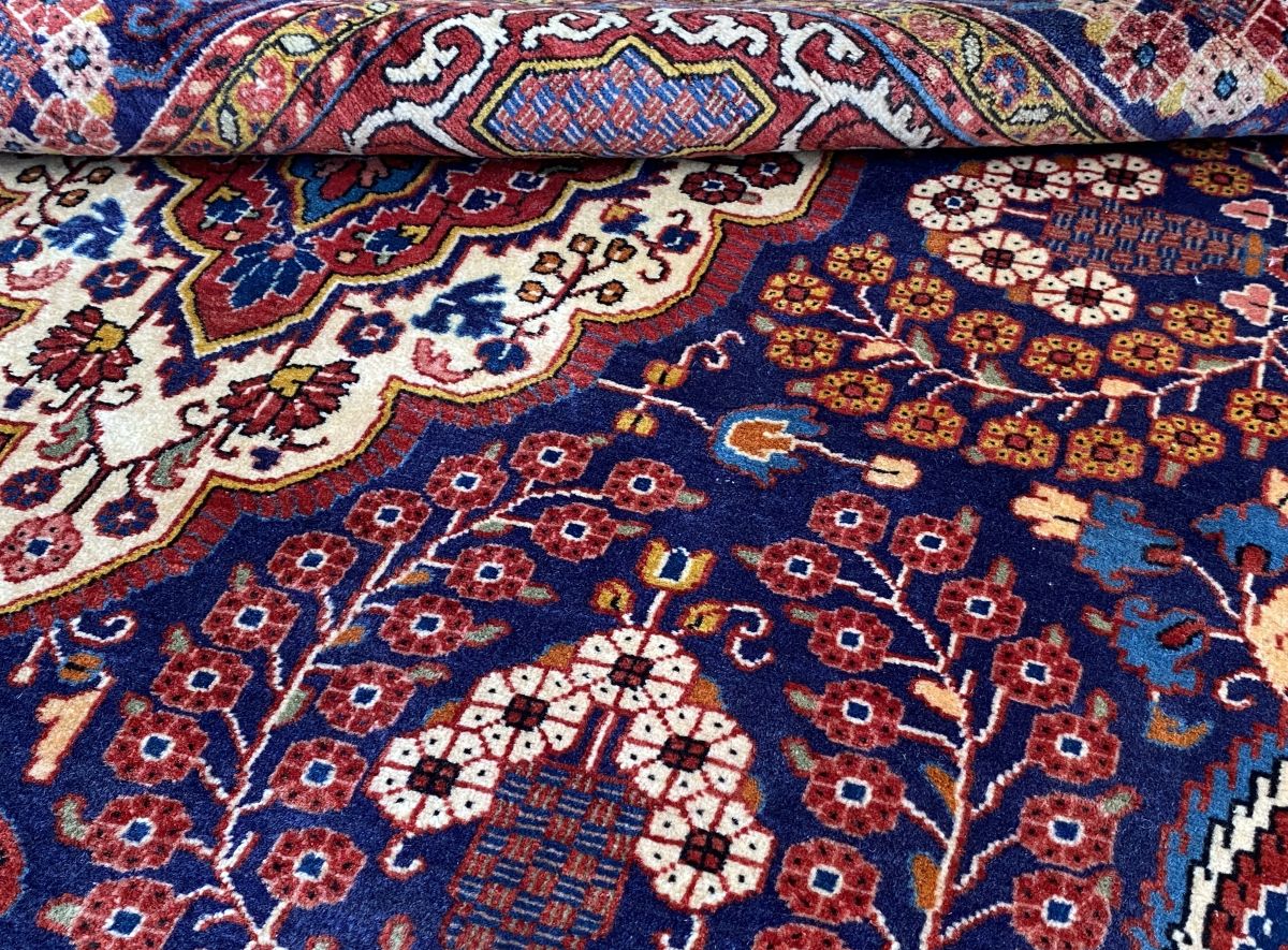 Fine Hand-Knotted Persian Sarouq Carpet