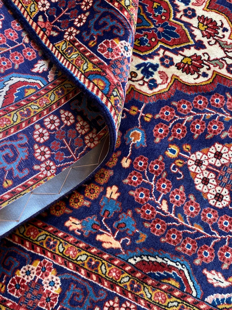 Fine Hand-Knotted Persian Sarouq Carpet