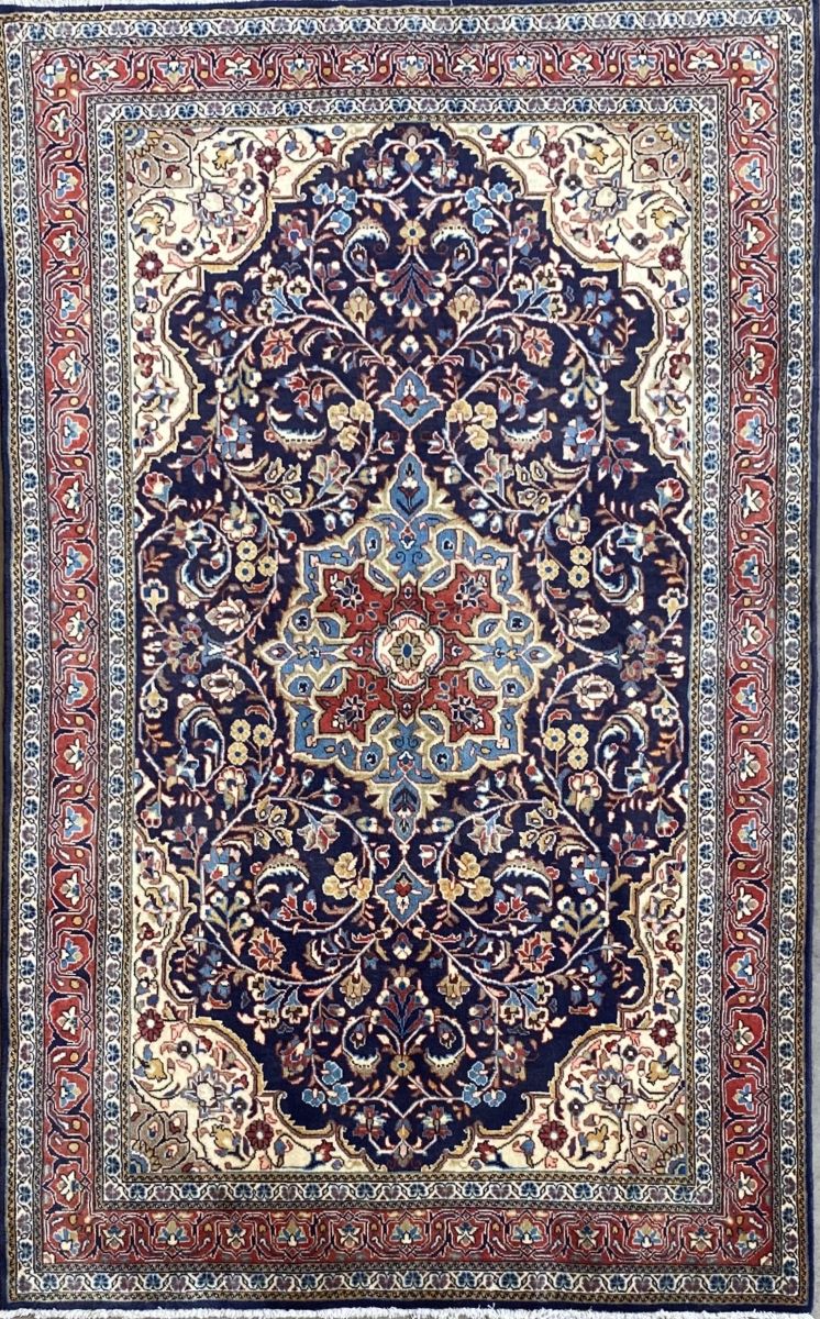 Fine Hand-Knotted Persian Sarouq Rug