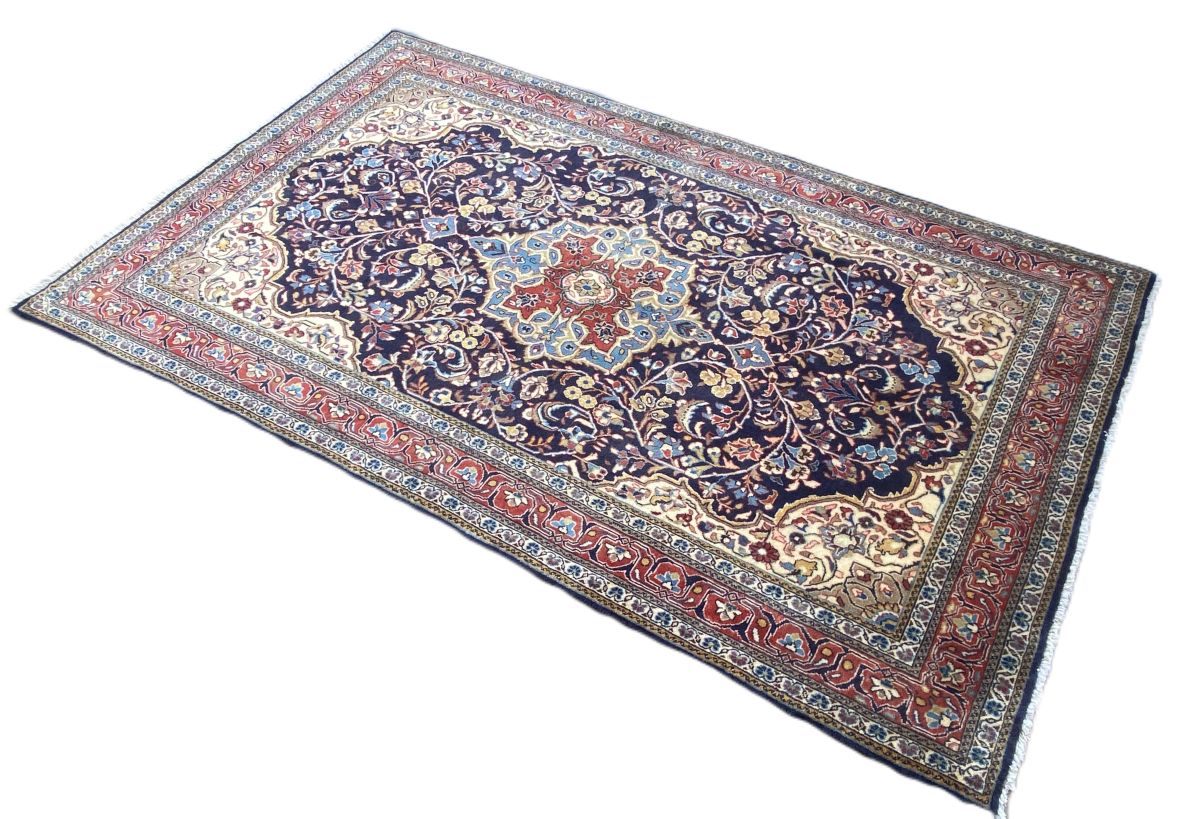 Fine Hand-Knotted Persian Sarouq Rug