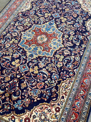 Fine Hand-Knotted Persian Sarouq Rug