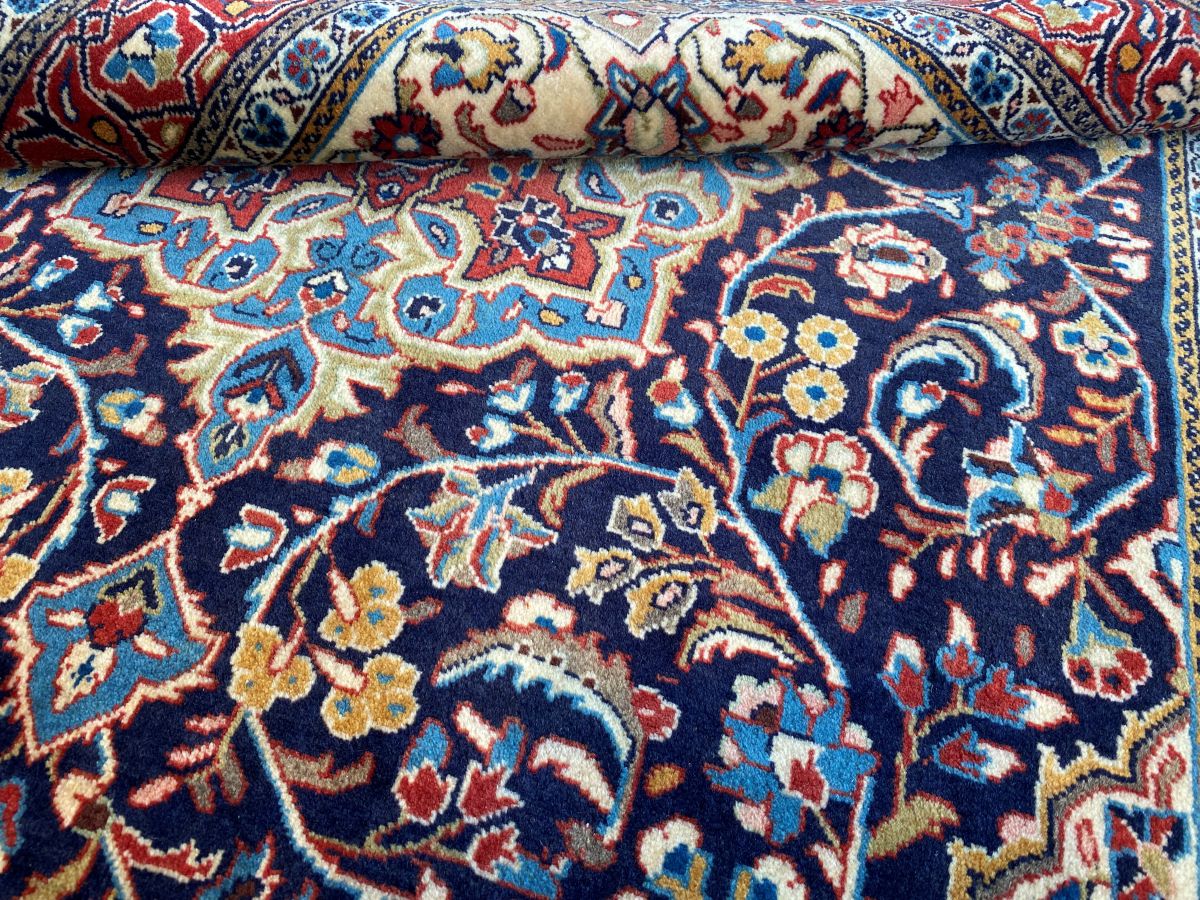 Fine Hand-Knotted Persian Sarouq Rug