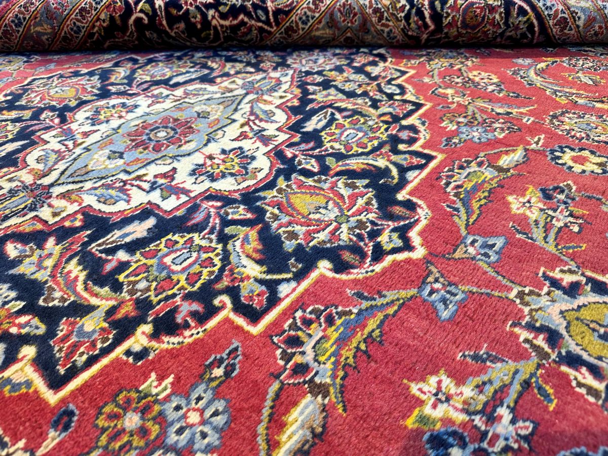 Fine Hand-Knotted Persian Kashan Carpet