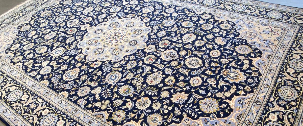 Fine Hand-Knotted Persian Kashan Carpet