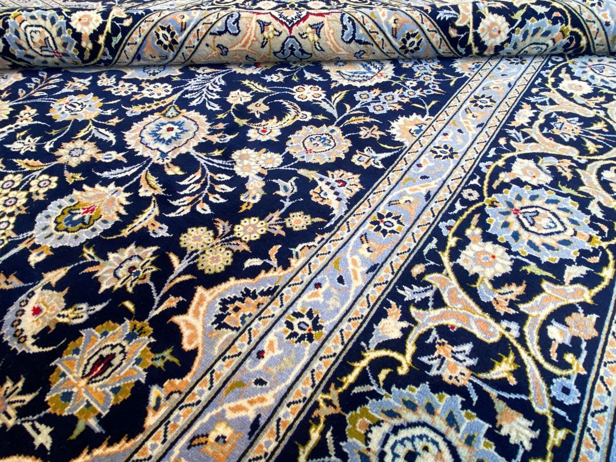 Fine Hand-Knotted Persian Kashan Carpet