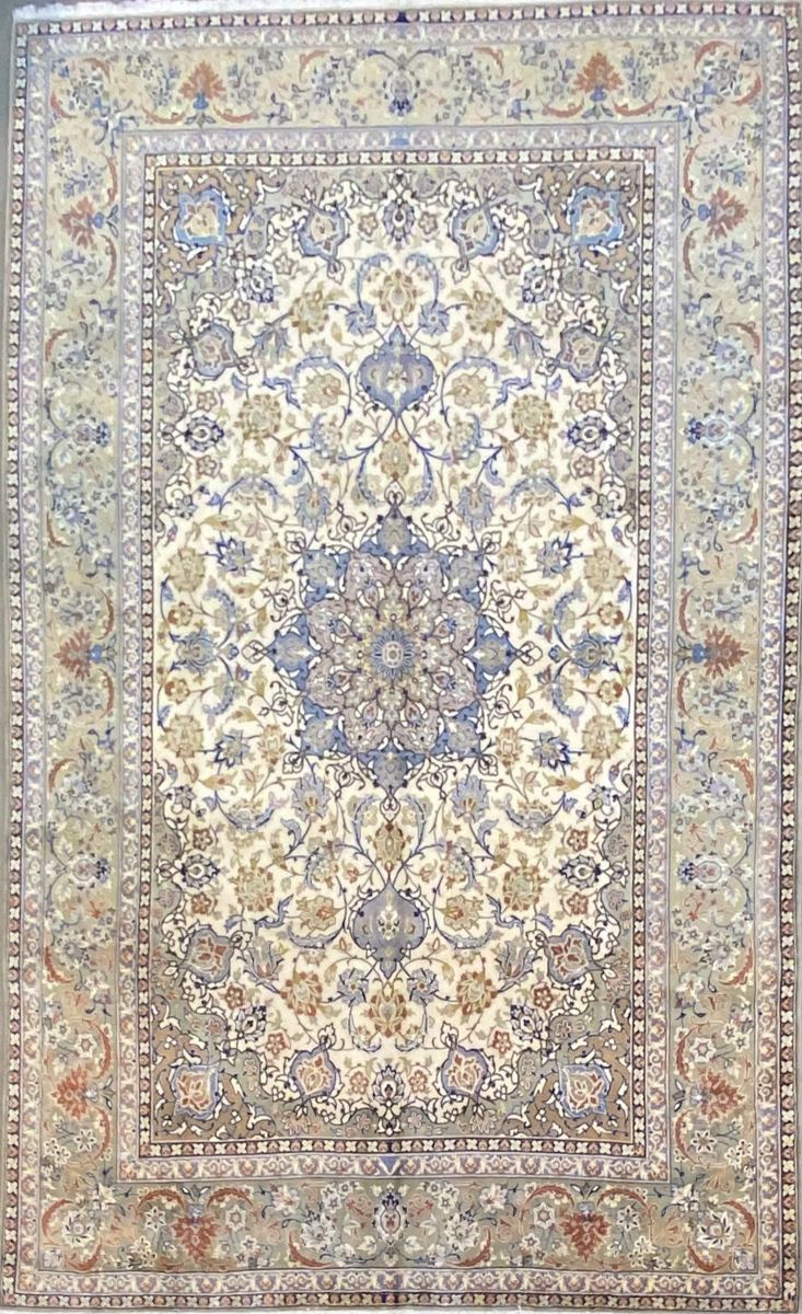 Fine Hand-Knotted Persian Isfahan Carpet
