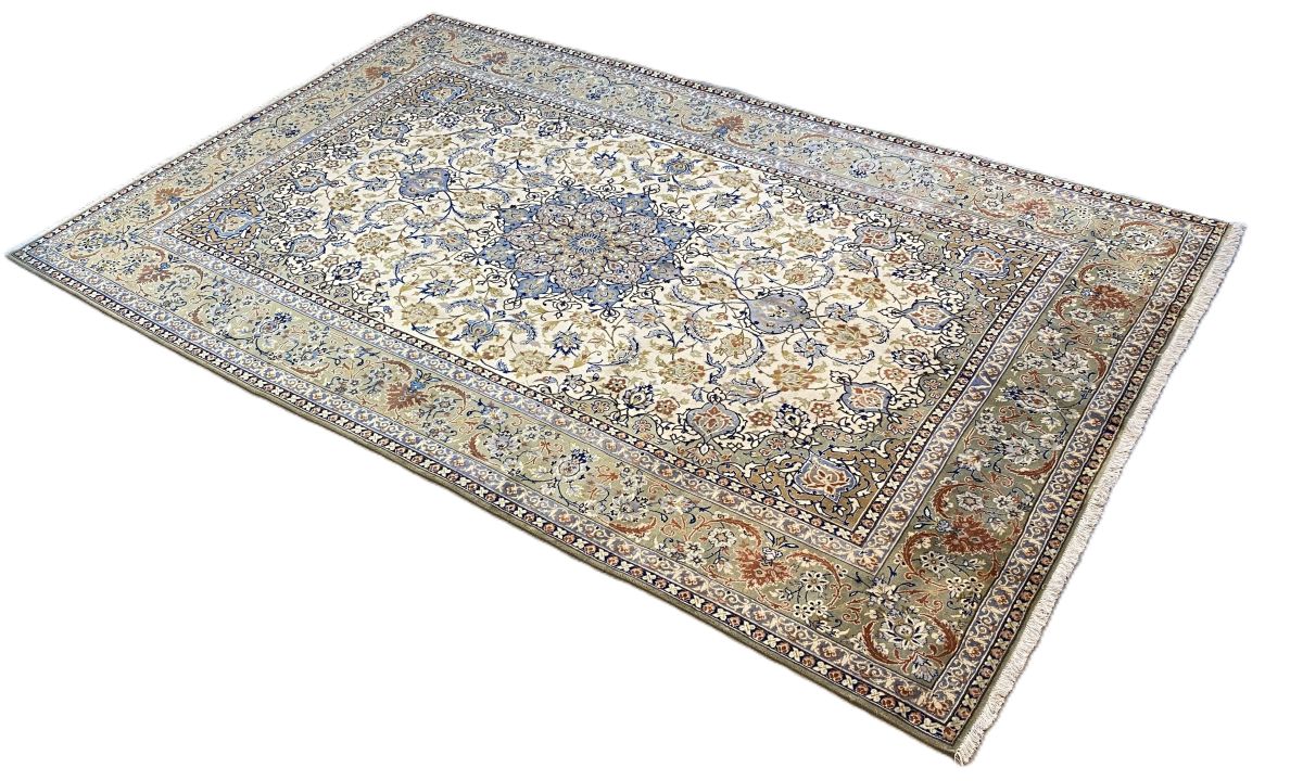 Fine Hand-Knotted Persian Isfahan Carpet
