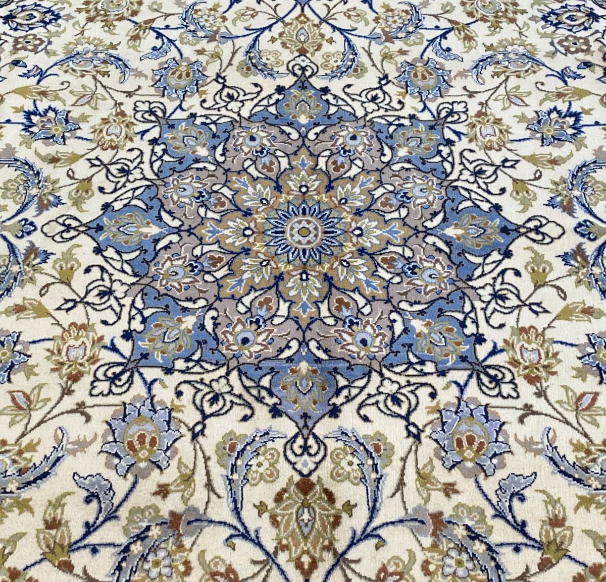 Fine Hand-Knotted Persian Isfahan Carpet