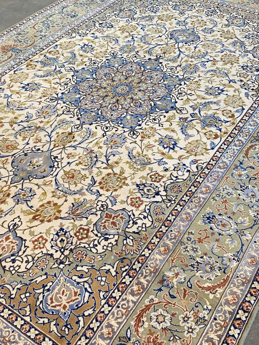 Fine Hand-Knotted Persian Isfahan Carpet