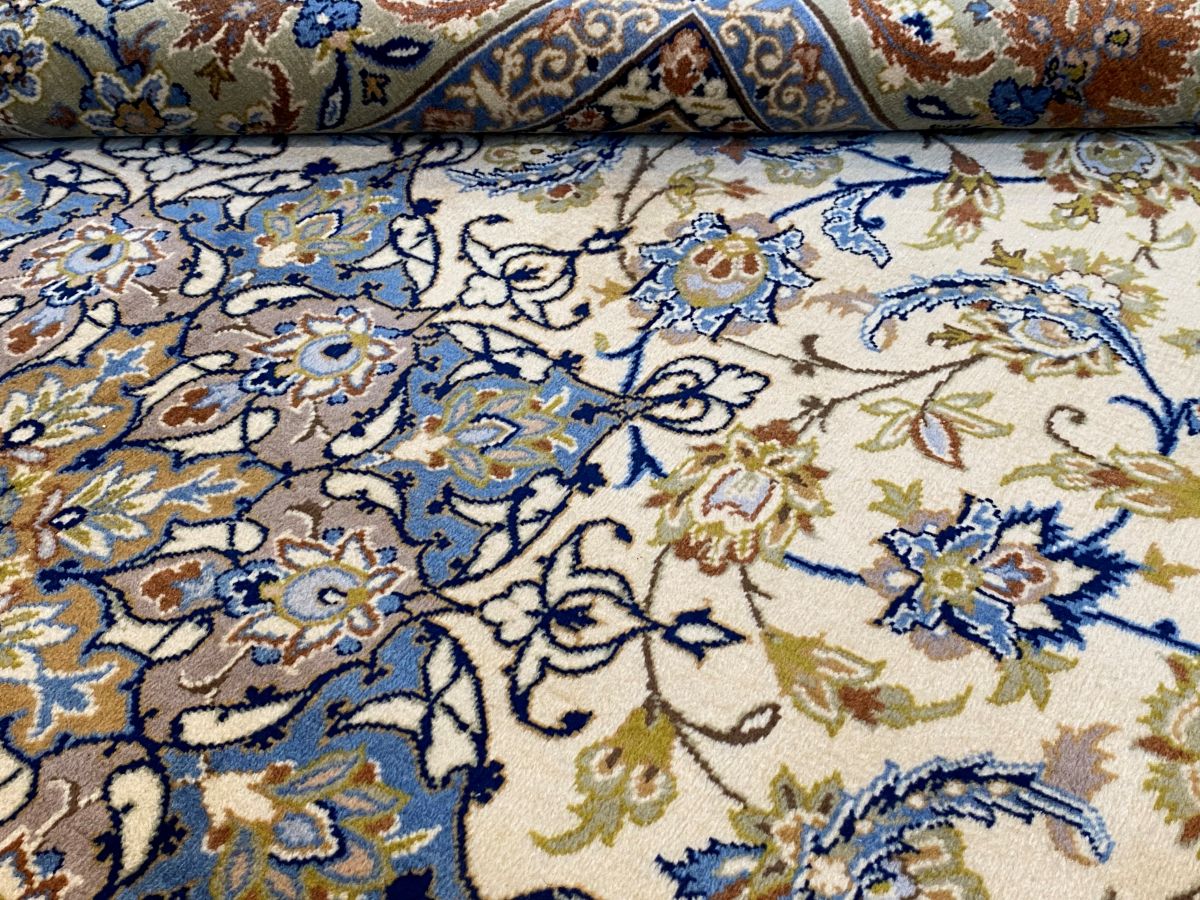 Fine Hand-Knotted Persian Isfahan Carpet