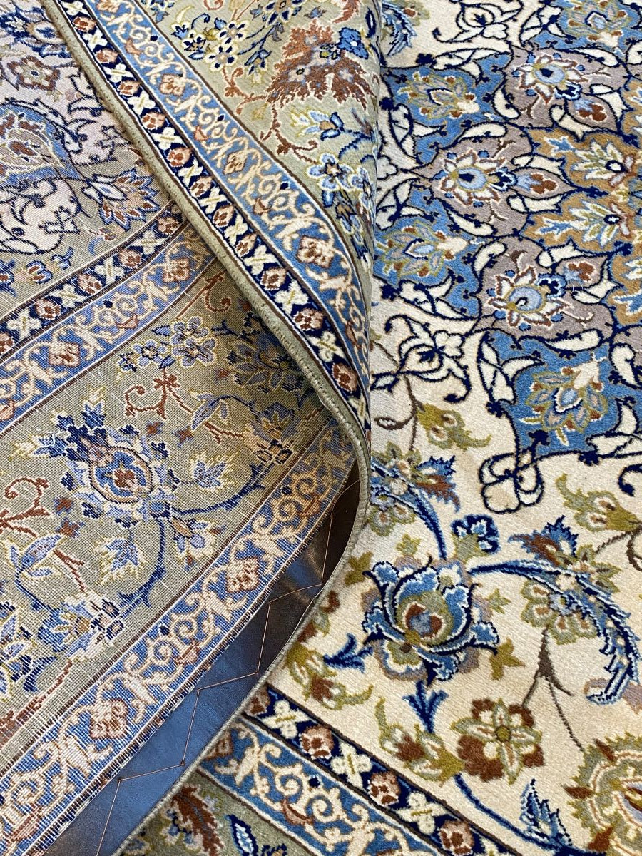 Fine Hand-Knotted Persian Isfahan Carpet