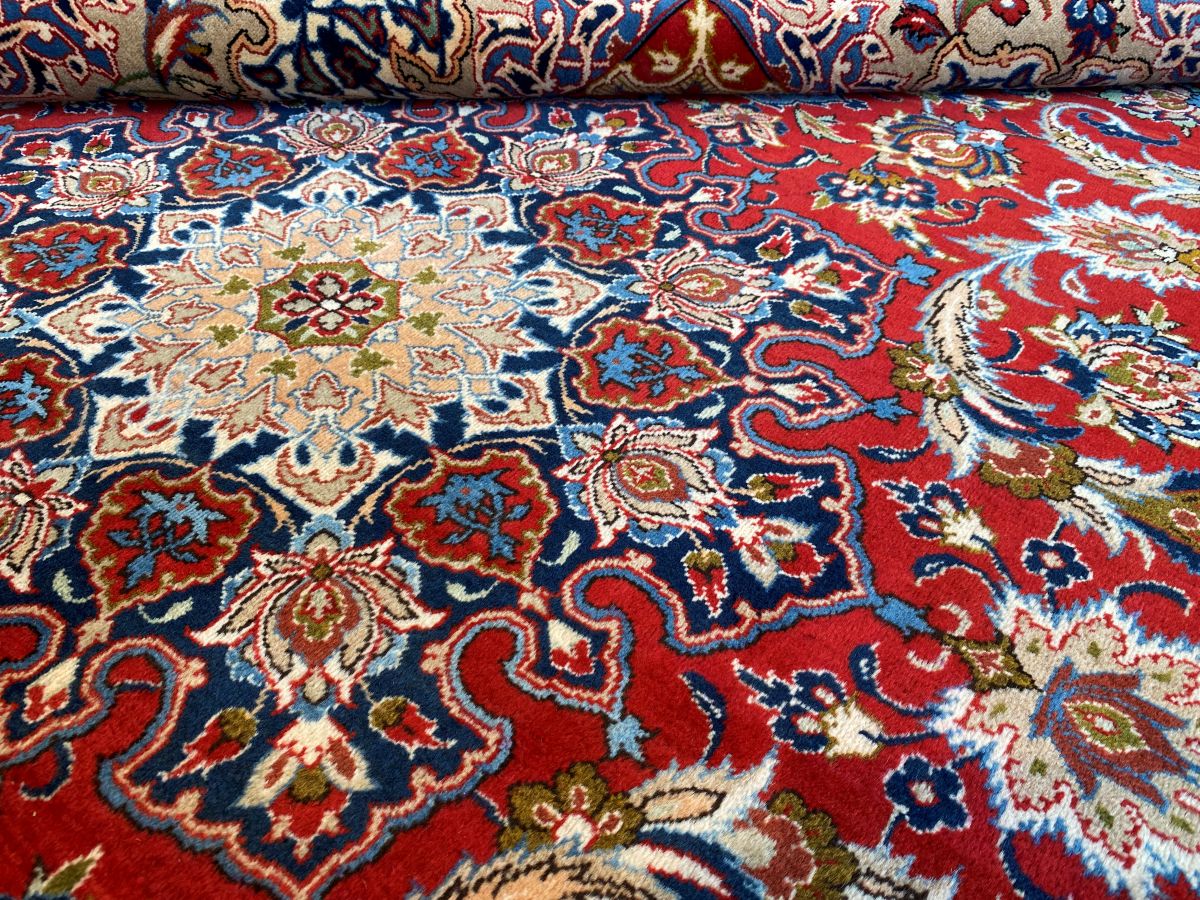 Fine Hand-Knotted Persian Isfahan Carpet