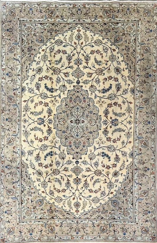 Fine Hand-Knotted Persian Kashan Carpet