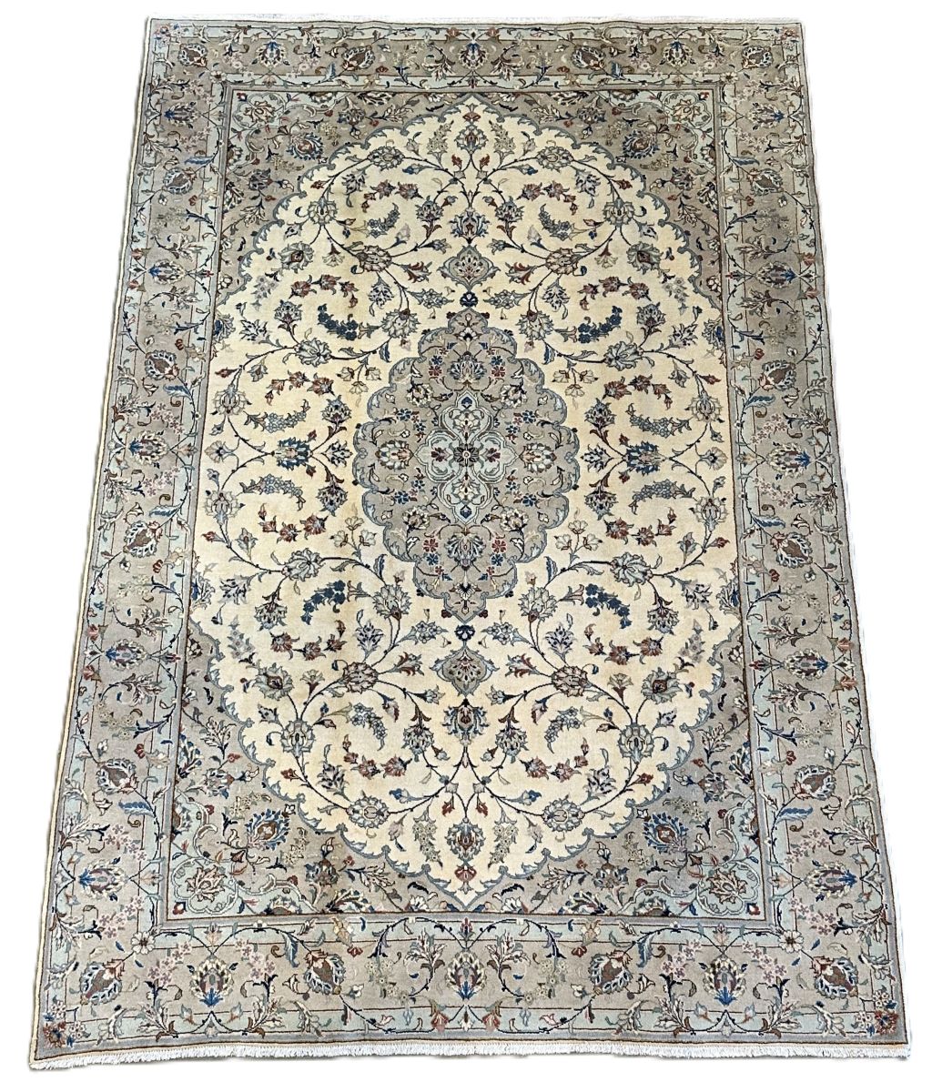Fine Hand-Knotted Persian Kashan Carpet