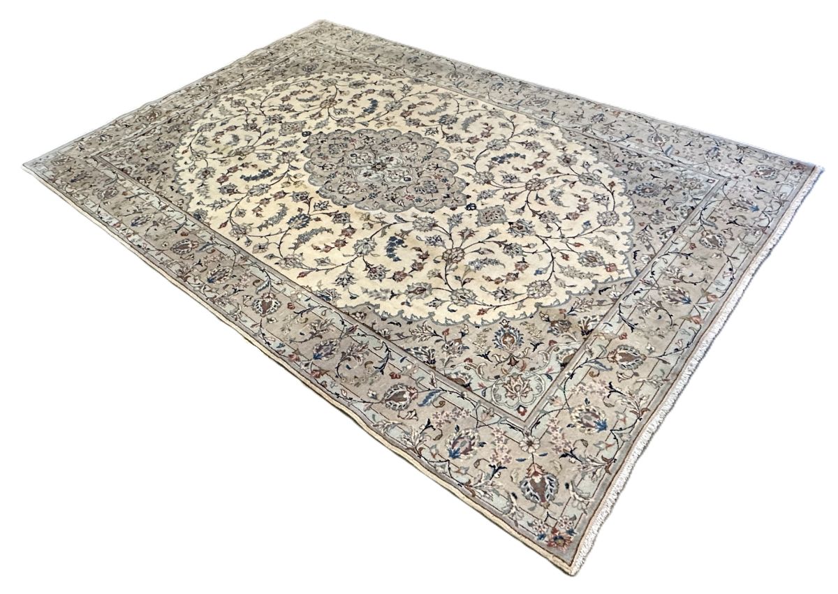 Fine Hand-Knotted Persian Kashan Carpet