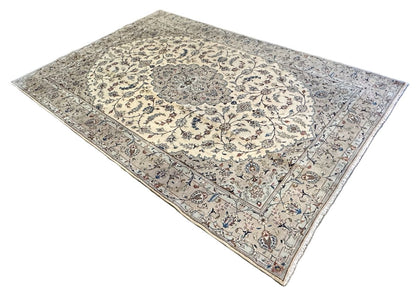 Fine Hand-Knotted Persian Kashan Carpet