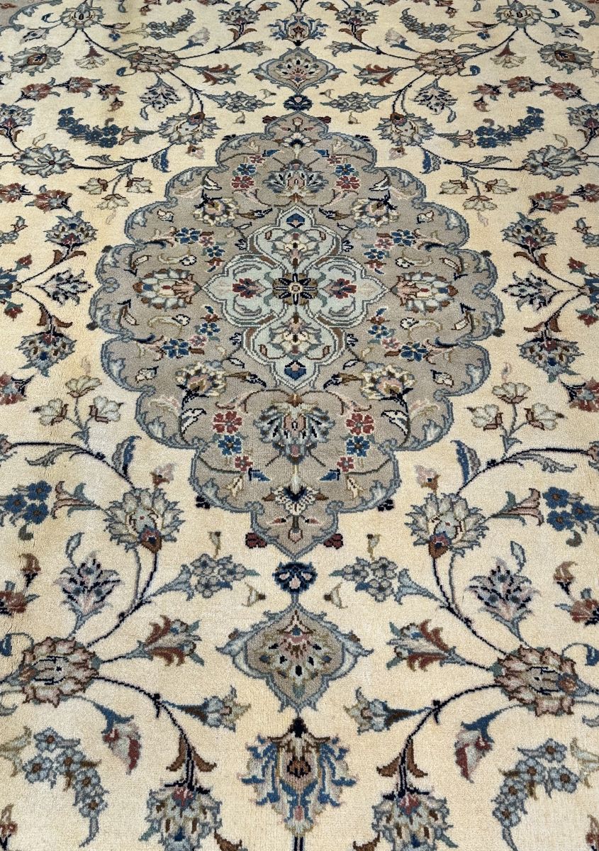 Fine Hand-Knotted Persian Kashan Carpet