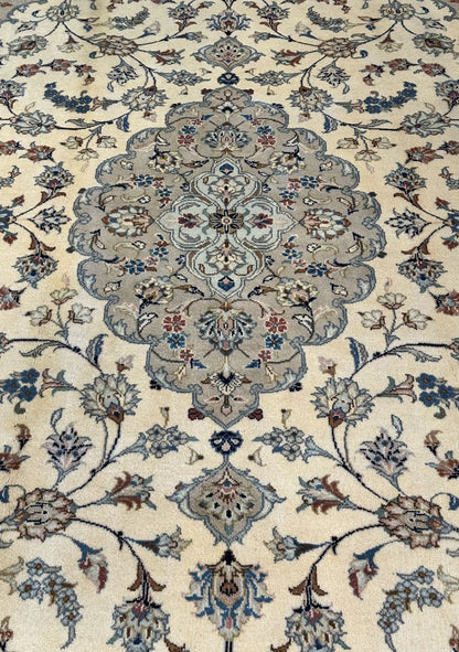 Fine Hand-Knotted Persian Kashan Carpet