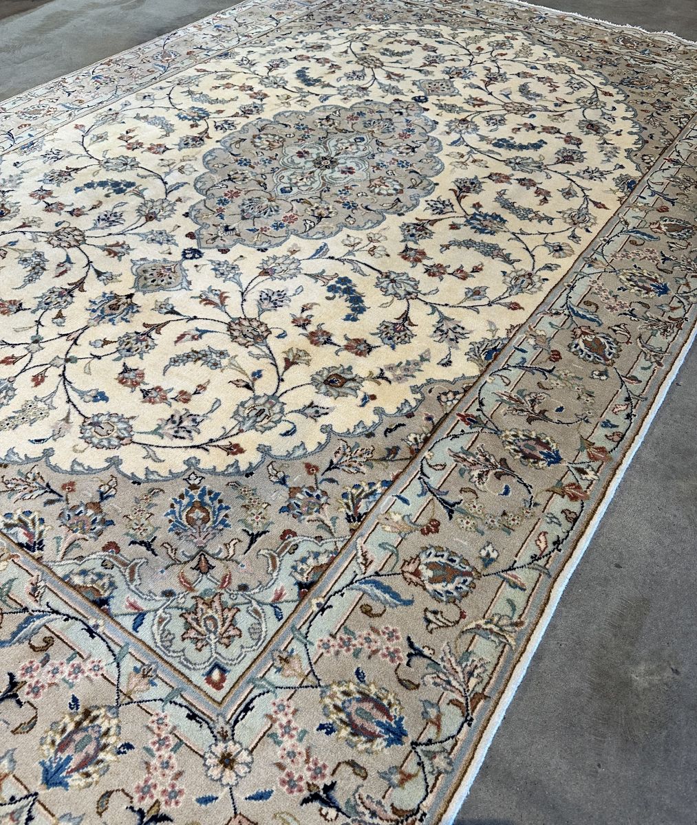 Fine Hand-Knotted Persian Kashan Carpet