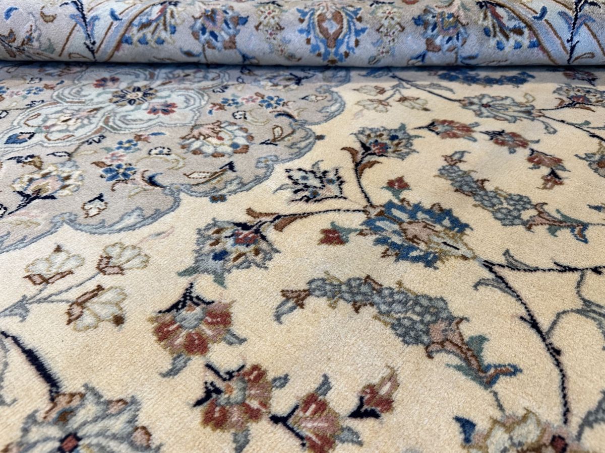 Fine Hand-Knotted Persian Kashan Carpet