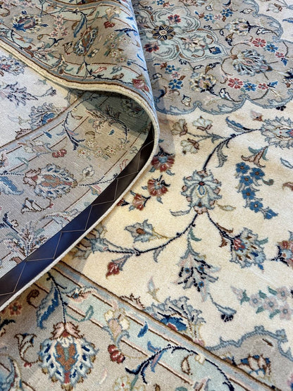 Fine Hand-Knotted Persian Kashan Carpet