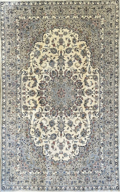 Fine Hand-Knotted Persian Kashan Carpet