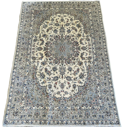 Fine Hand-Knotted Persian Kashan Carpet