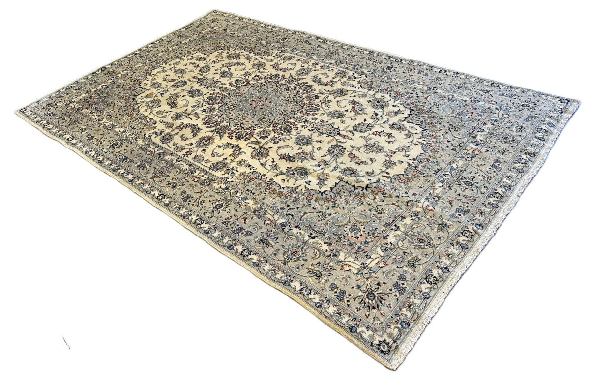 Fine Hand-Knotted Persian Kashan Carpet