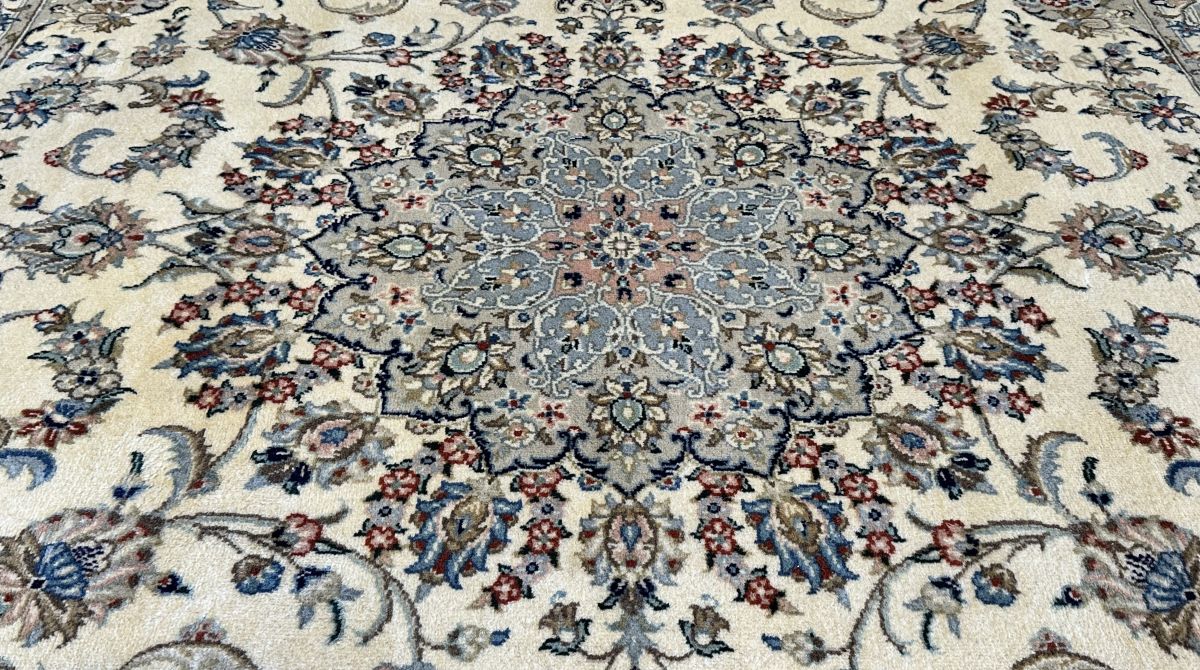 Fine Hand-Knotted Persian Kashan Carpet