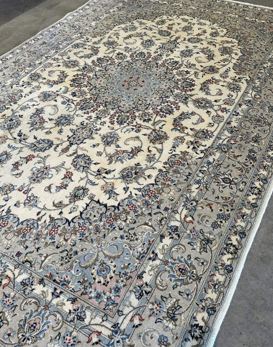 Fine Hand-Knotted Persian Kashan Carpet