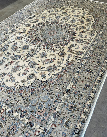 Fine Hand-Knotted Persian Kashan Carpet