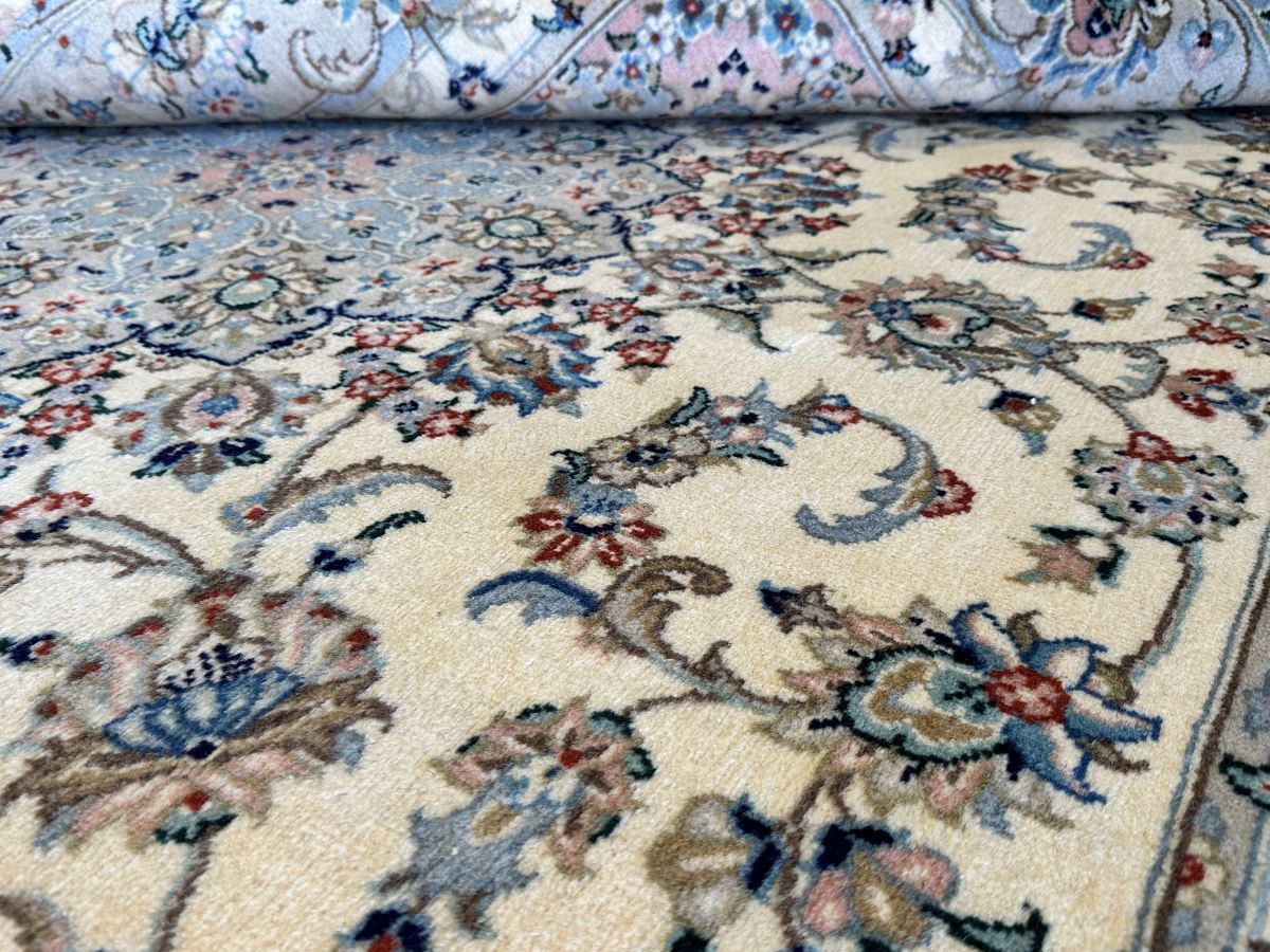 Fine Hand-Knotted Persian Kashan Carpet