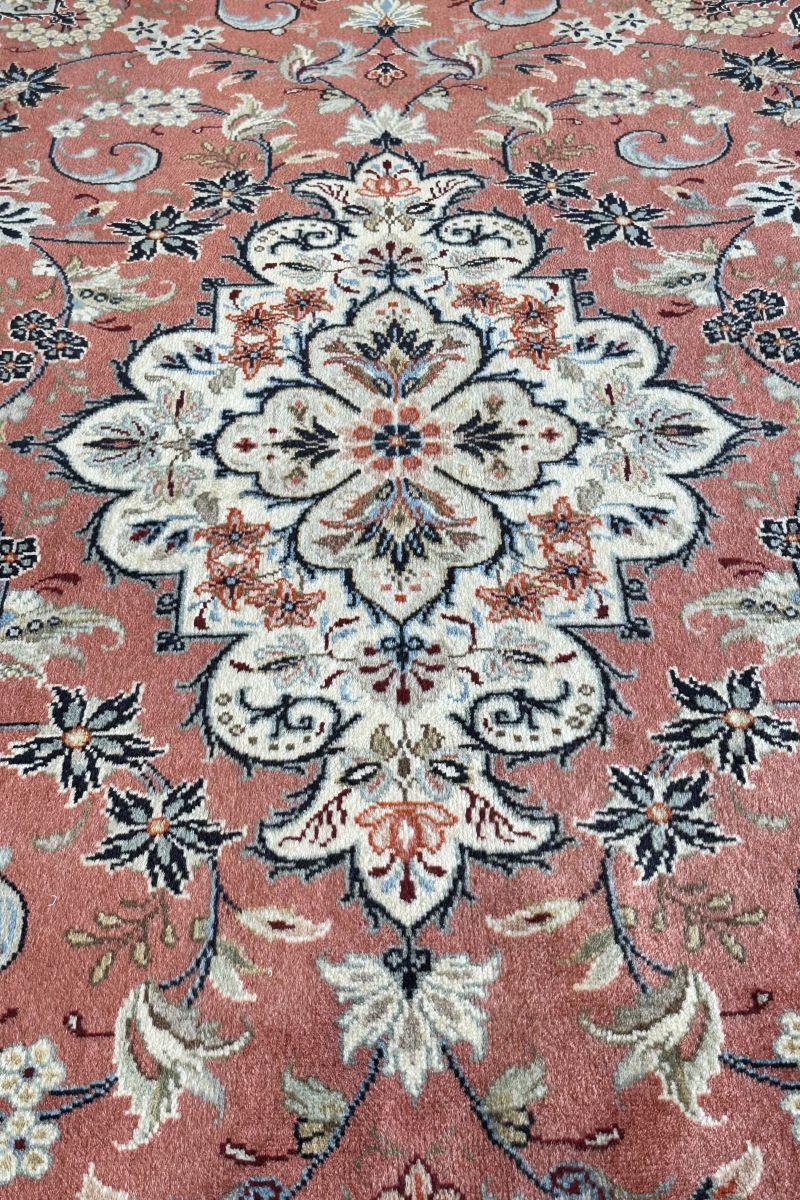 Fine Hand-Knotted Persian Kashan Carpet