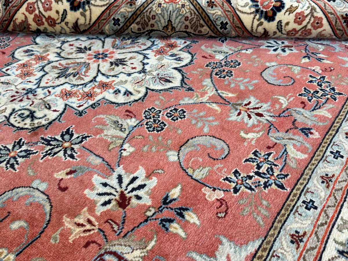 Fine Hand-Knotted Persian Kashan Carpet