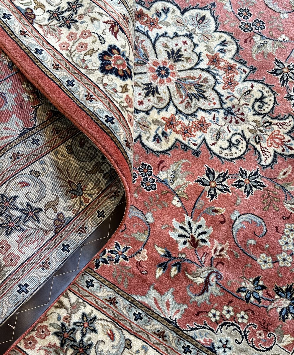Fine Hand-Knotted Persian Kashan Carpet
