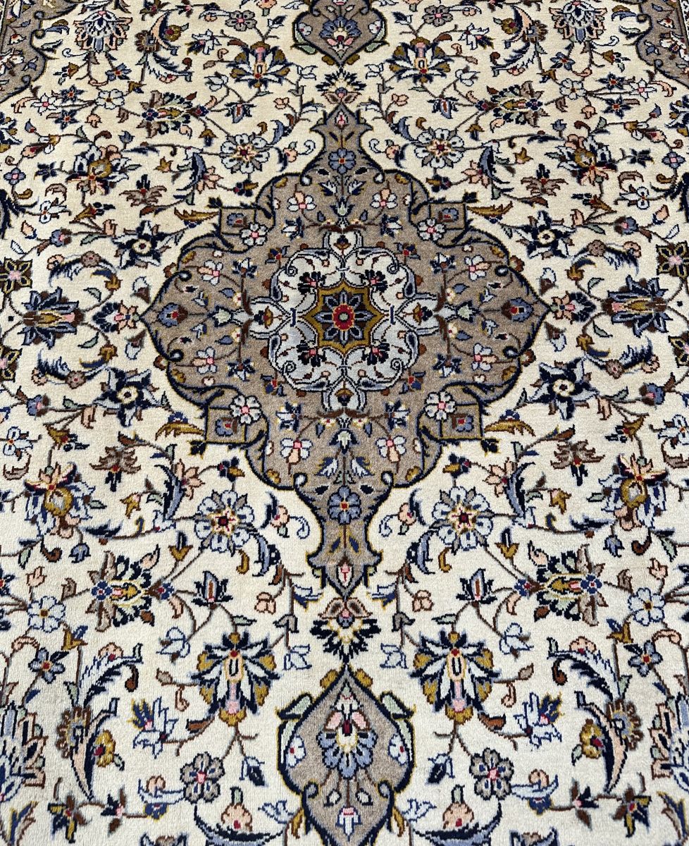 Fine Hand-Knotted Persian Kashan Carpet