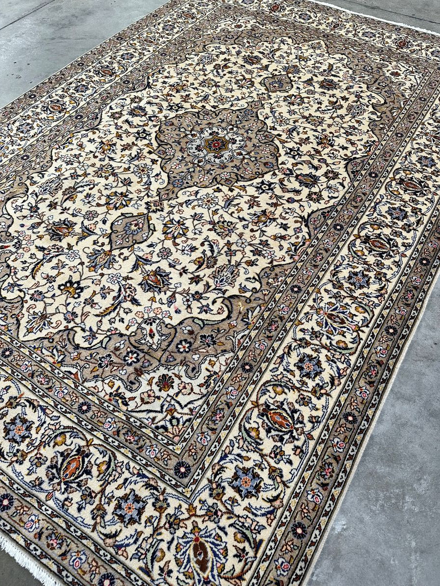 Fine Hand-Knotted Persian Kashan Carpet