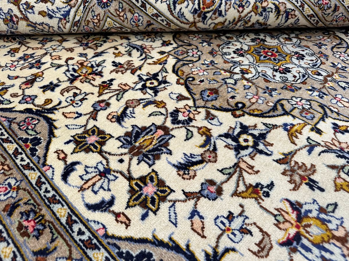 Fine Hand-Knotted Persian Kashan Carpet