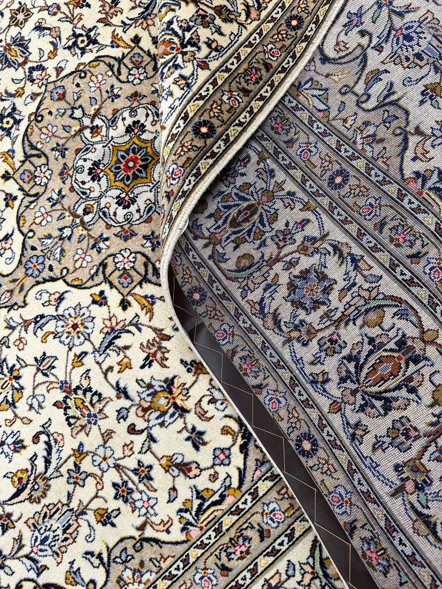 Fine Hand-Knotted Persian Kashan Carpet