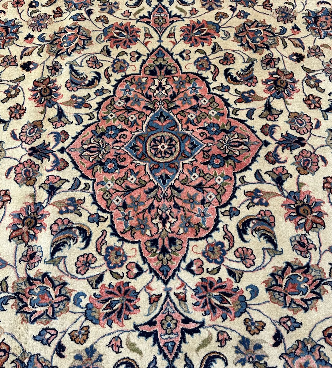 Fine Hand-Knotted Persian Sarouq Carpet