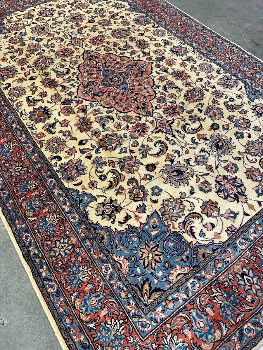 Fine Hand-Knotted Persian Sarouq Carpet
