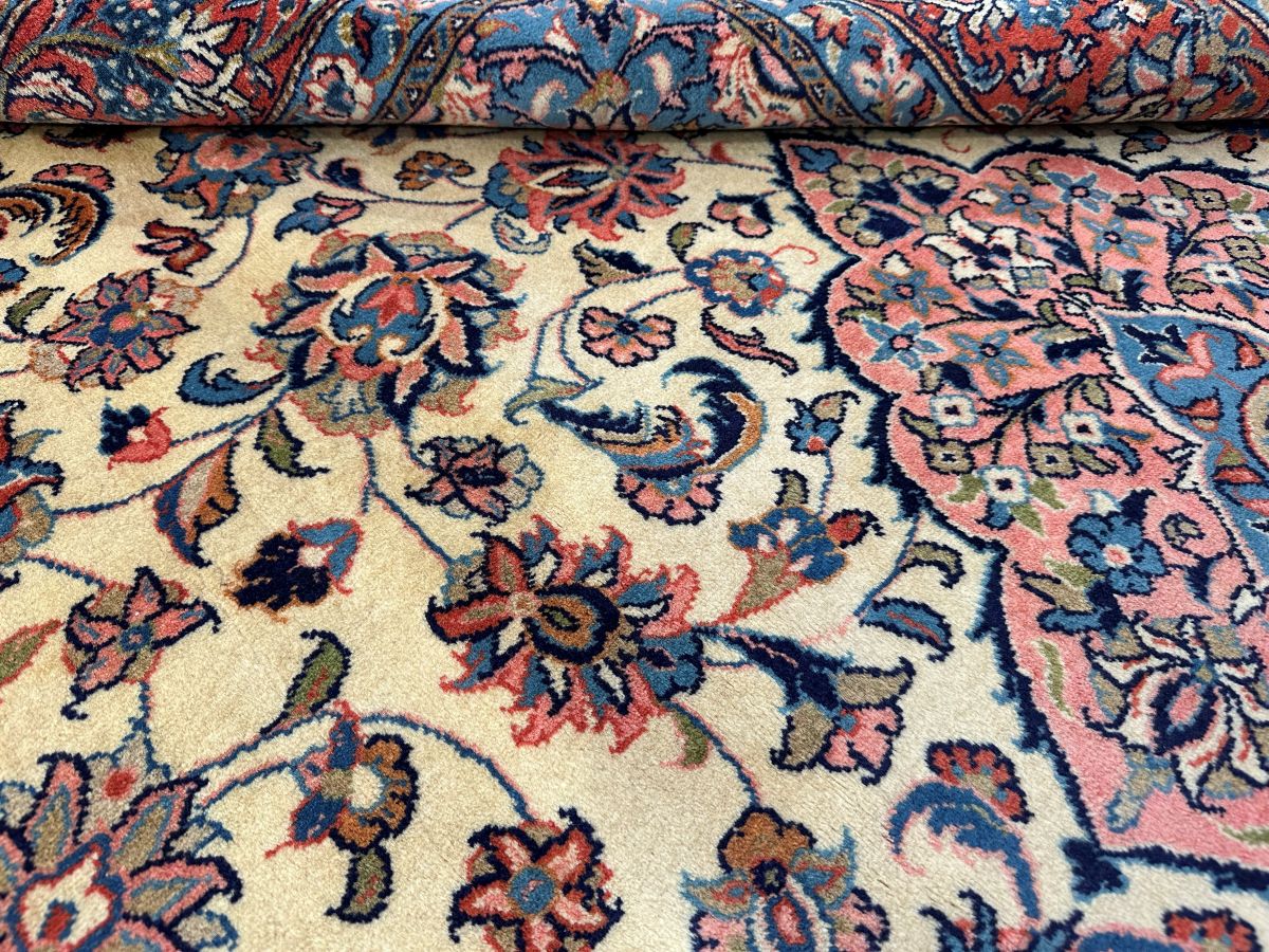 Fine Hand-Knotted Persian Sarouq Carpet