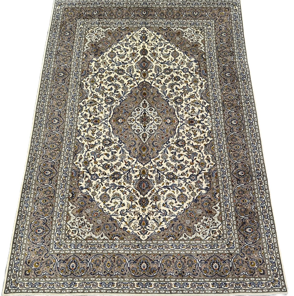 Fine Hand-Knotted Persian Kashan Carpet