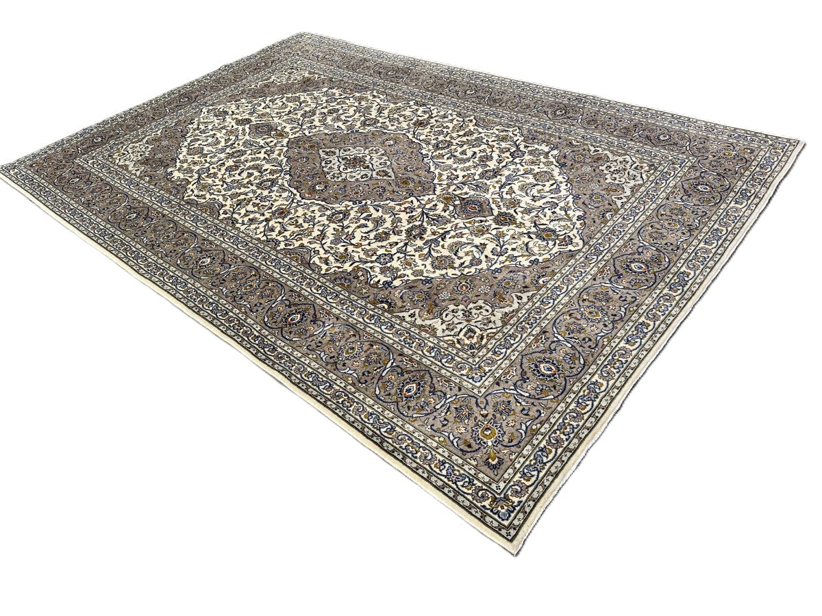Fine Hand-Knotted Persian Kashan Carpet