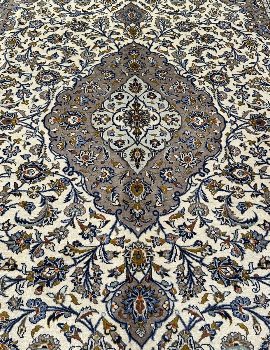 Fine Hand-Knotted Persian Kashan Carpet